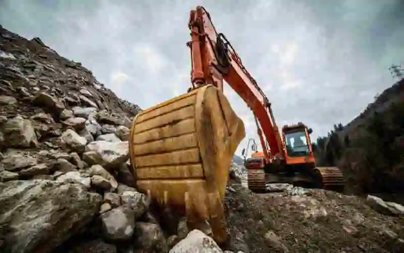 Kettenbagger auf schwierigem Gelände